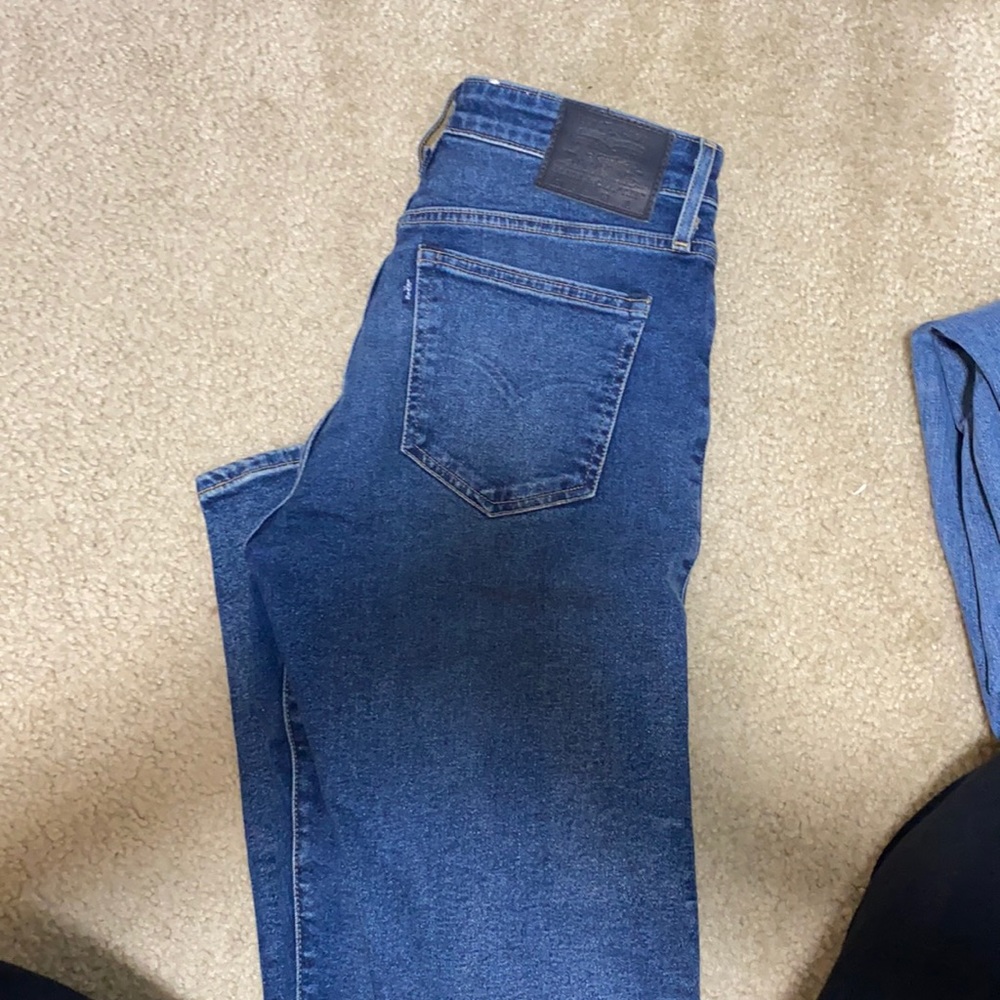 Levi skinny jeans size 28
